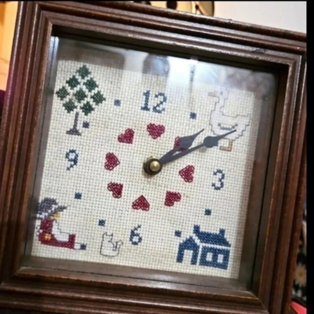 CLEARANCE Mother Goose Vtg Wood Shadowbox Needlepoint  Clock WORKS hang or place